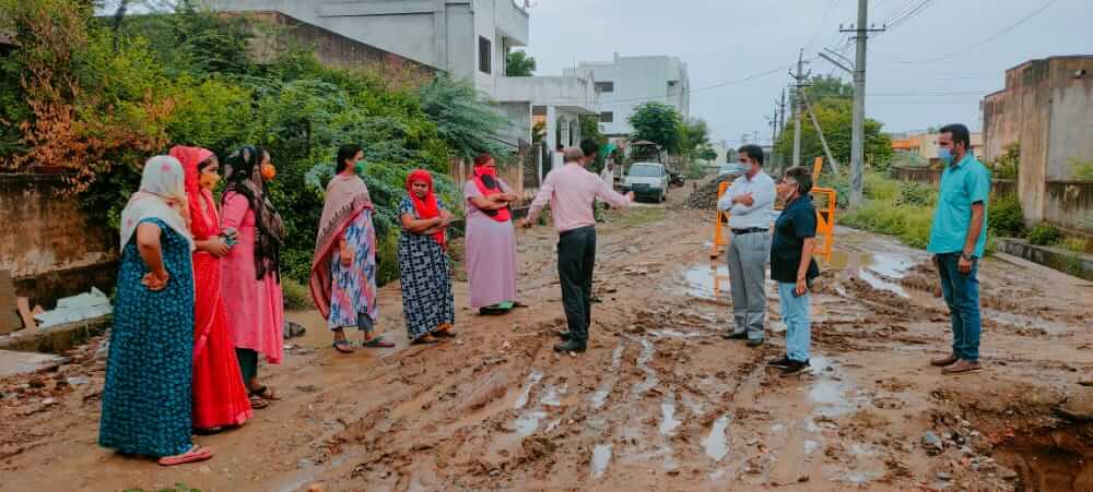 आर.यू.आई.डी.पी., पी.आई.यू के अधीक्षण अभियन्ता अशोक जैन ने कार्यो का निरीक्षण किया